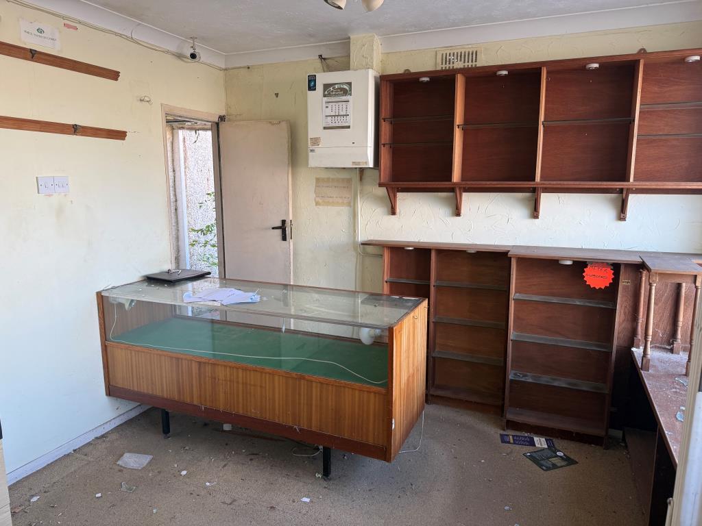 Lot: 180 - DETACHED MIXED USE PROPERTY AND LAND WITH POTENTIAL (STNC) - Internal view of retail unit 1